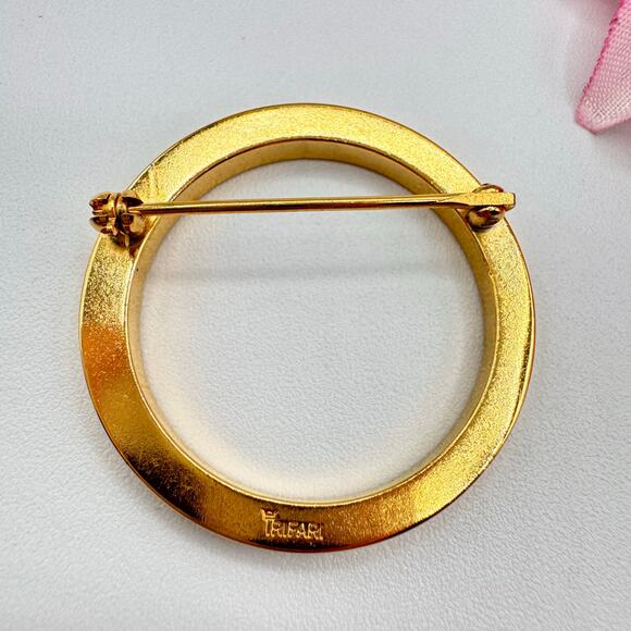Vintage Crown Trifari Circle Wreath Brooch Pin Gold Tone Signed Classic Timeless - Picture 2 of 7